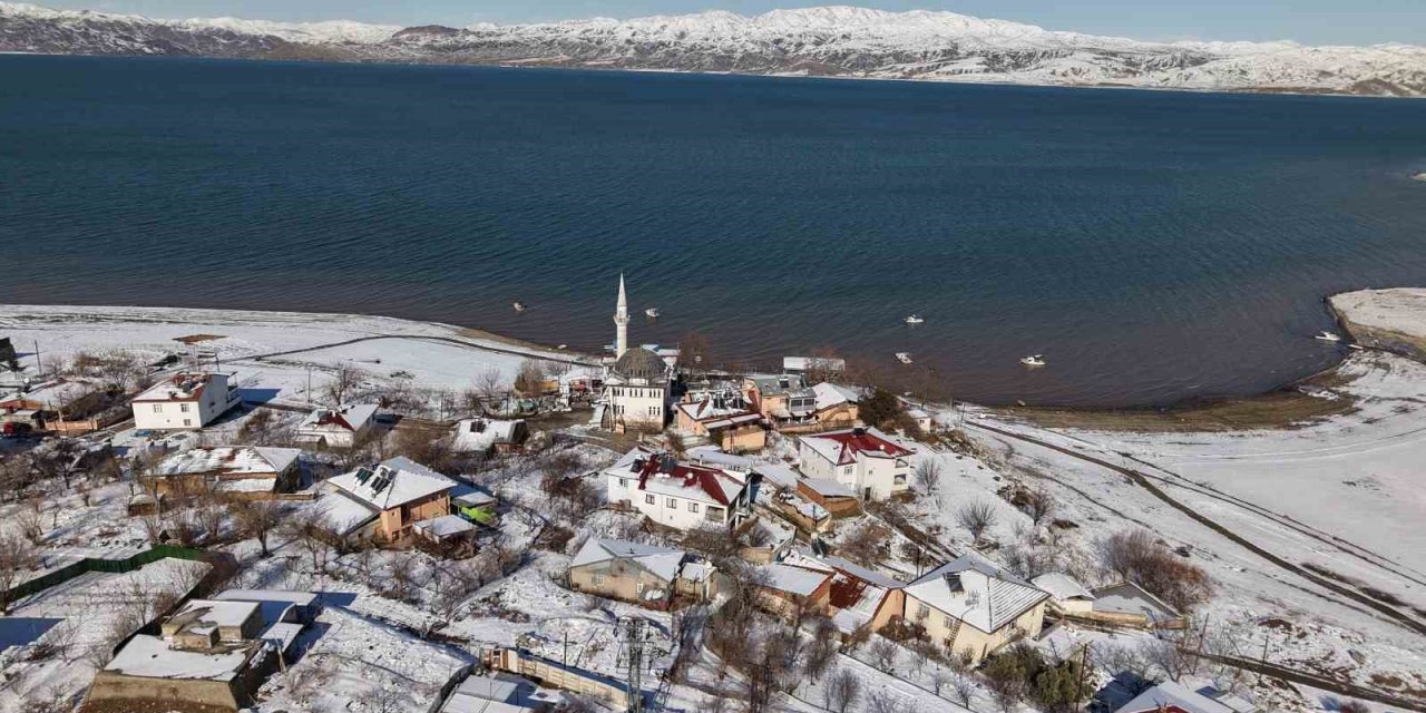 Mavinin ve beyazın buluştuğu köy, eşsiz manzaralar oluşturdu