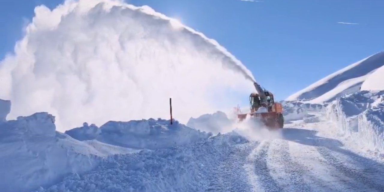 Hakkari’de karla mücadele: 294 yerleşim yerinin yolu ulaşıma açıldı