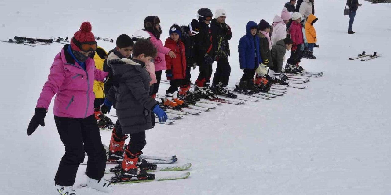 Bitlis’te çocuklar karne tatilinde kayak öğreniyor