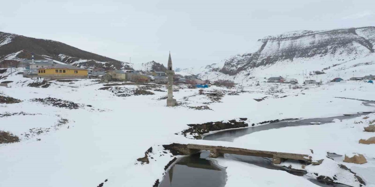 Ağrı’da barajdan çıkan tarihi minare kış manzarasıyla büyüledi