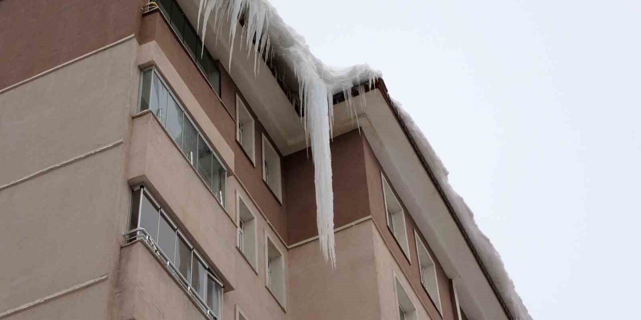 Bitlis’te çatılardaki buzların boyu 5 metreye ulaştı