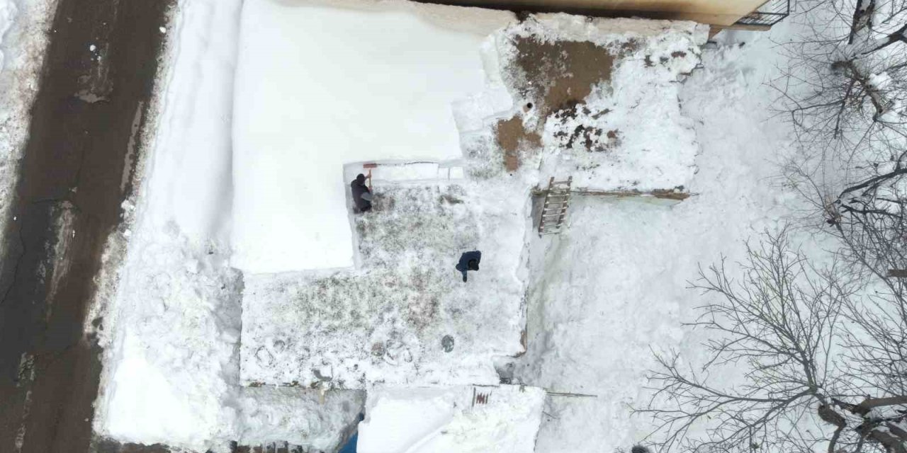 Muş’ta tek katlı evler kara gömüldü