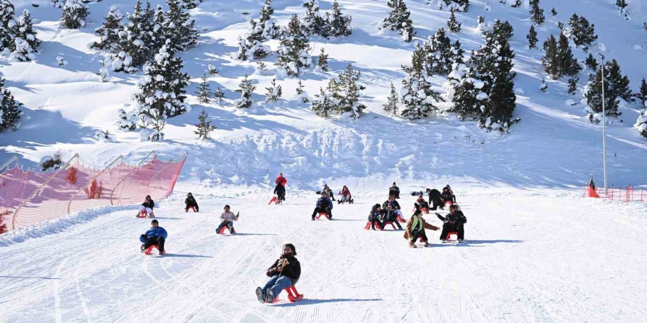 Erzincan’da 70 öğrenci Ergan Dağı’nda kızak keyfi yaşadı