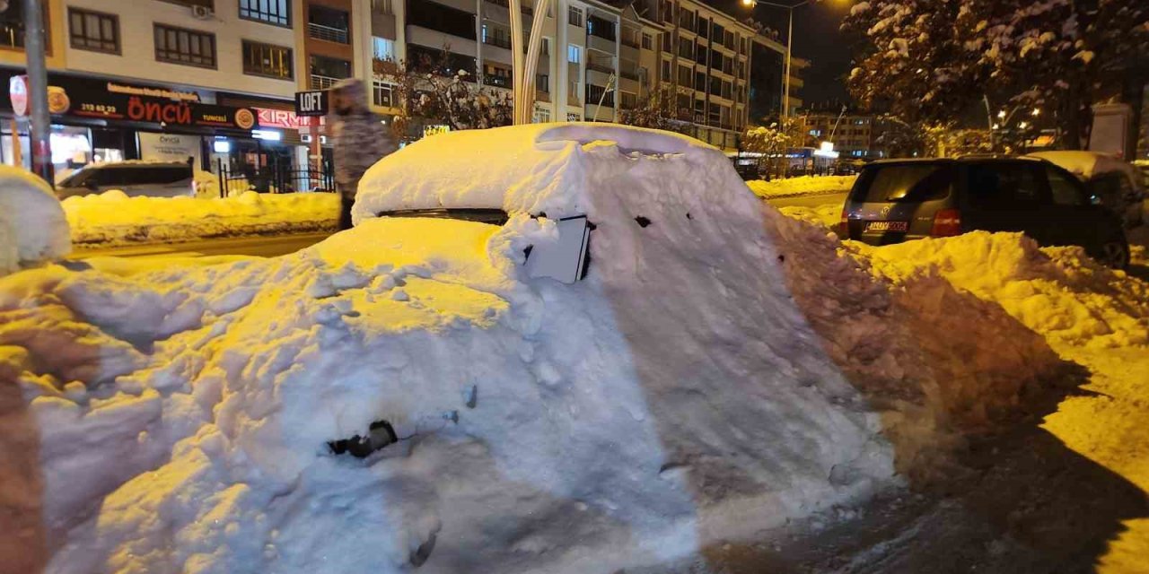 Tunceli’de kar esareti: Araçlar kar yığınları arasında kayboldu