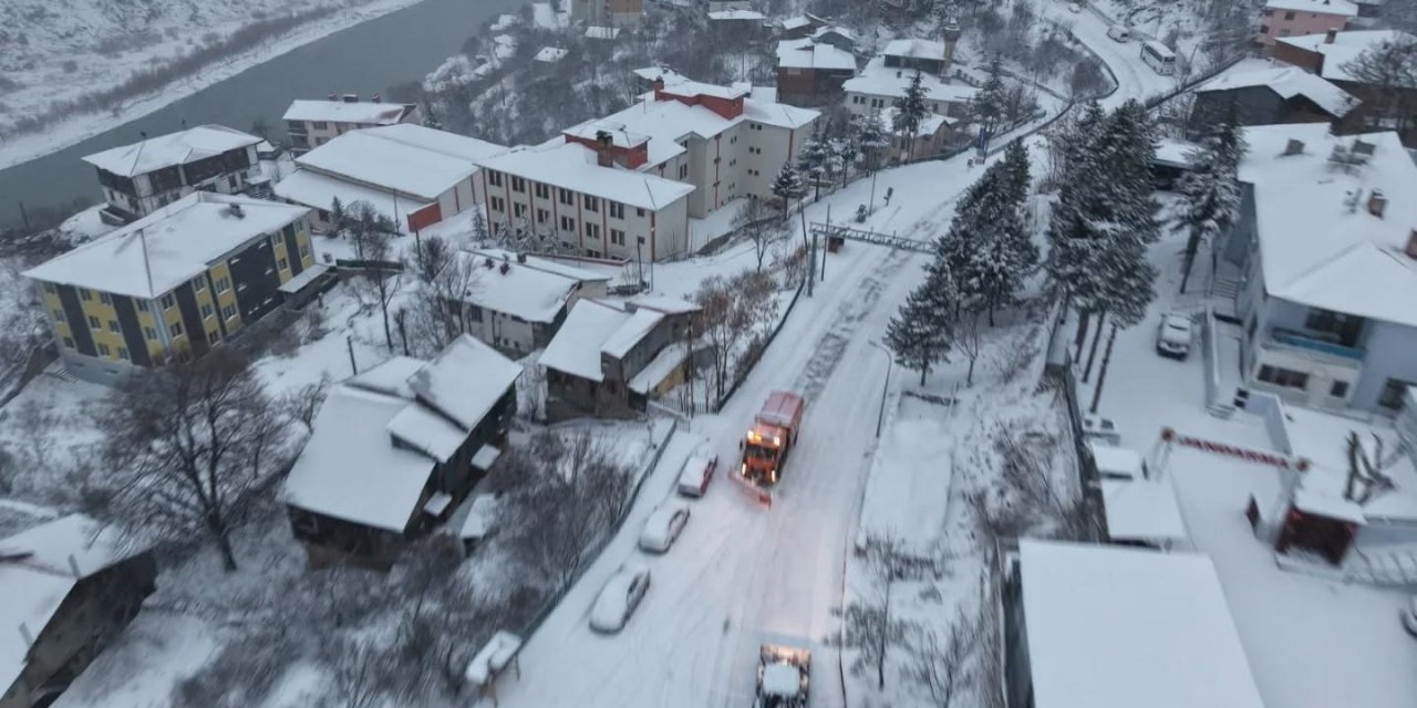 Kemaliye güne karla uyandı