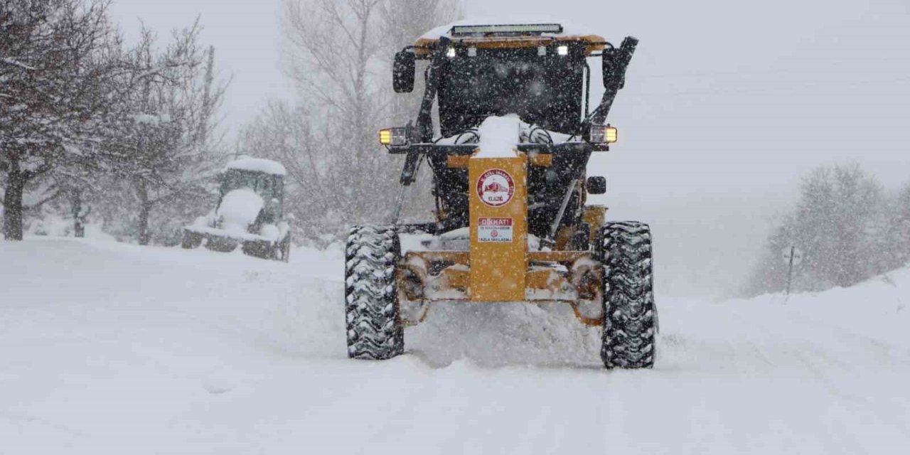 Elazığ’da kar yağışı etkili oldu: 553 köy yolu kapandı