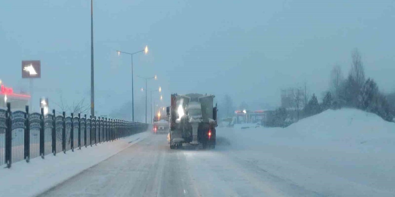 Bingöl’de kar yağışı yeniden etkili oldu: Çalışmalar sabahın erken saatlerinde başladı