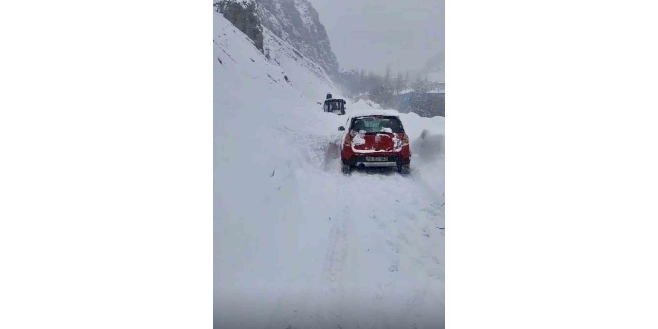 Çatak’ta çığ düştü: Sürücü son anda kurtuldu