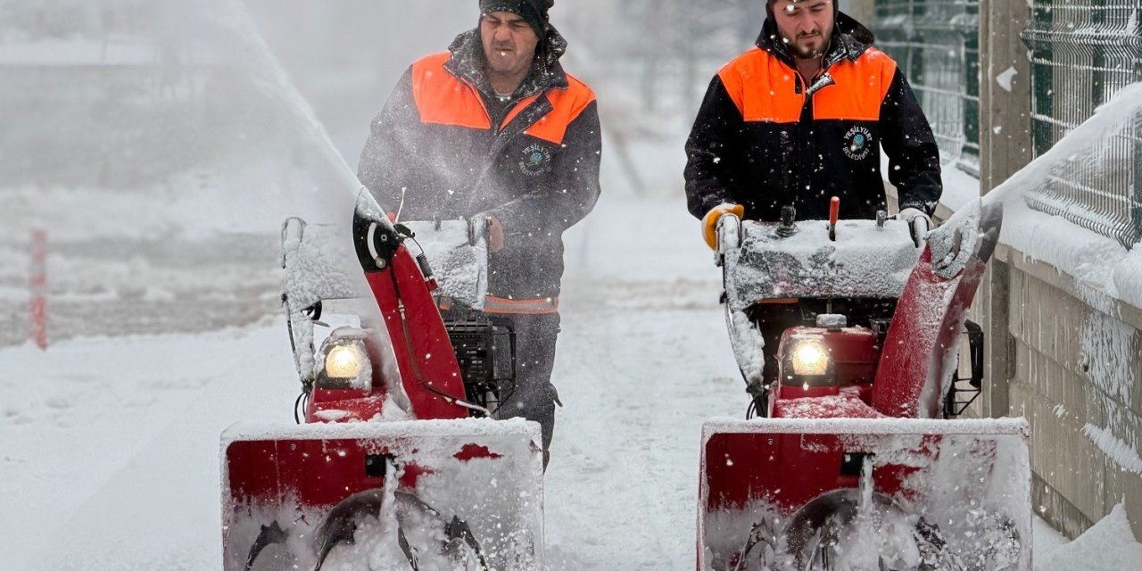Yeşilyurt Belediyesi karla mücadelede 7/24 sahada!