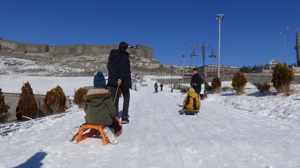 Kars’ta kızağını kapan kale yokuşuna koştu