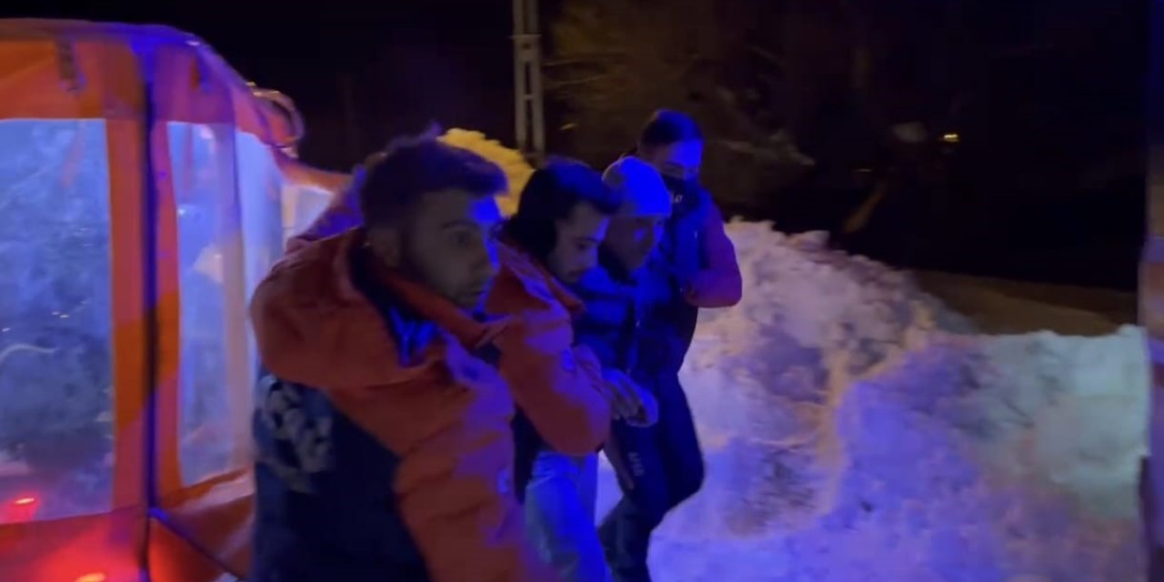 Kars’ta yaşlı hasta vatandaşa AFAD paletli amfibi aracıyla ulaştı