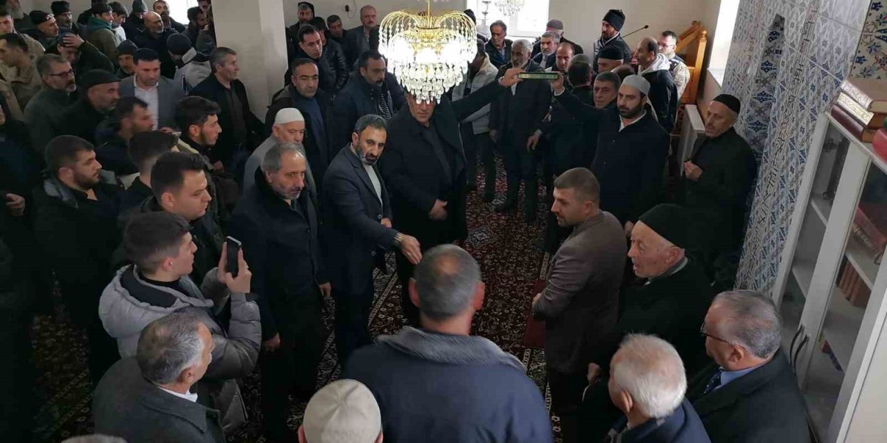 Hınıs’ta husumetli aileler ilçe protokolü ve kanaat önderlerinin araya girmesiyle barıştırıldı