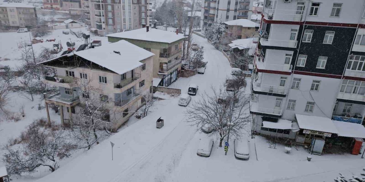 Malatya kırsalında kar kalınlığı 30 santimetreyi buldu