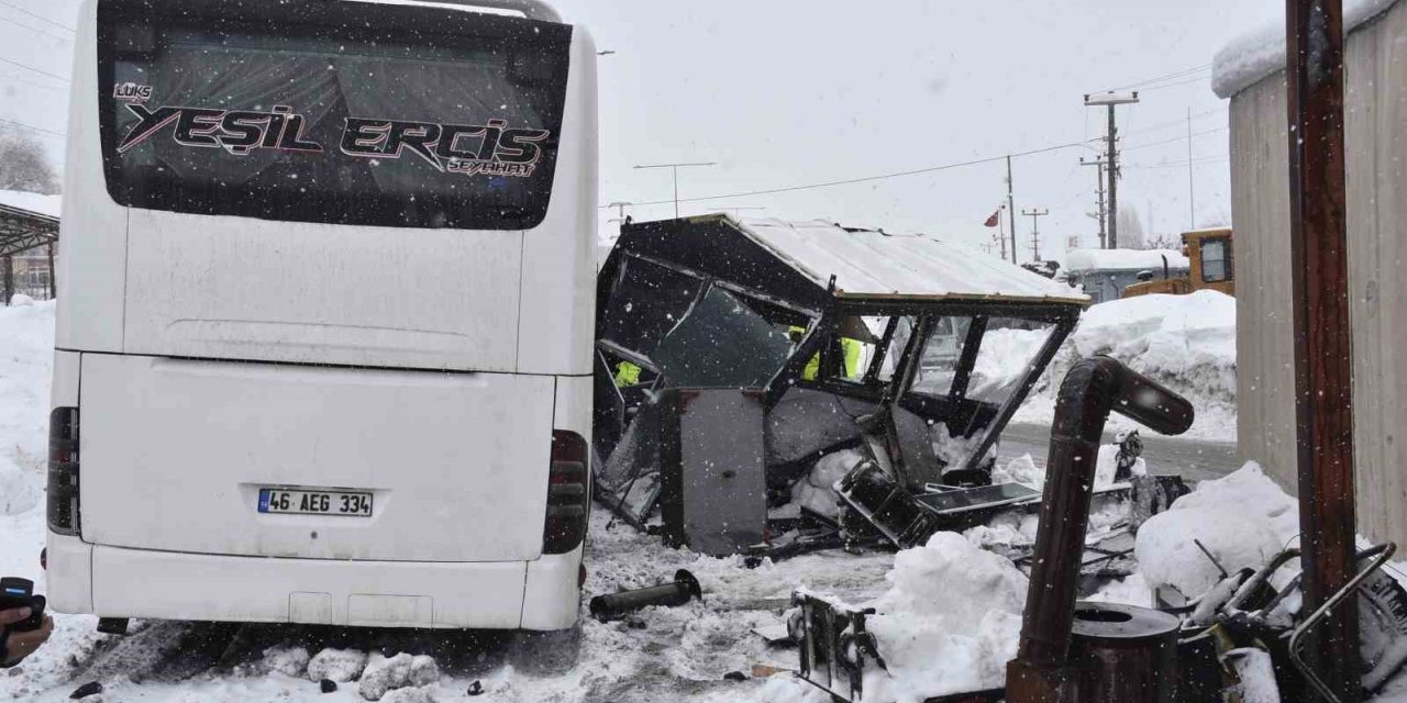 Yolcu otobüsü polis noktasına çarptı: 4 polis yaralandı