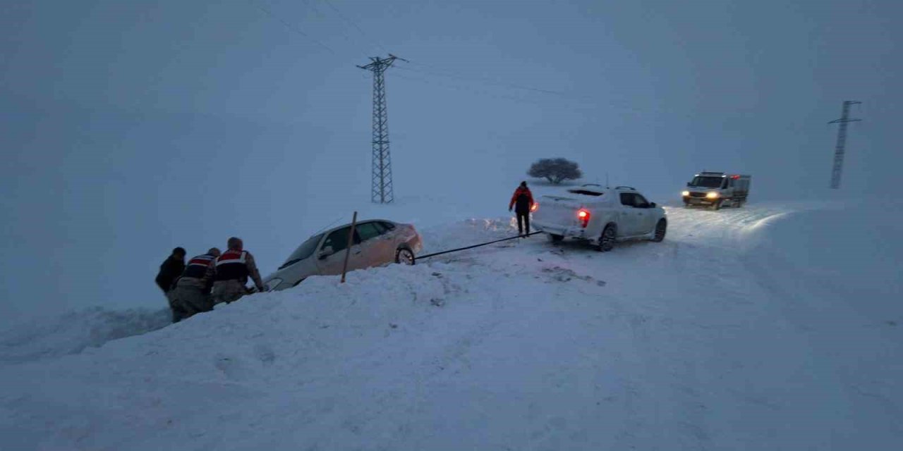 Ağrı’da kar ve fırtınada mahsur kalan vatandaşları ekipler kurtardı