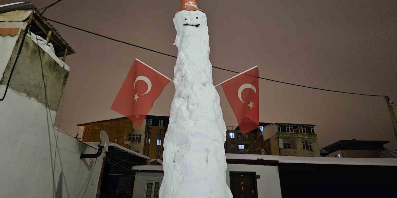 Elazığ’da dev kardan adam görenleri hayrete düşürdü