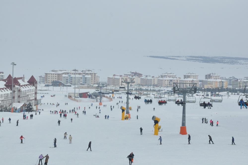 Kristal karın merkezi Sarıkamış’a kayakseverlerden yoğun ilgi