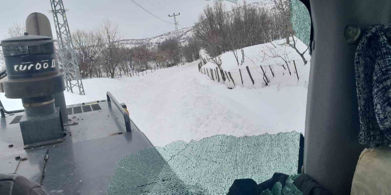 Bingöl’de ahır yolunu açmadılar diye iş makinesine saldırdılar