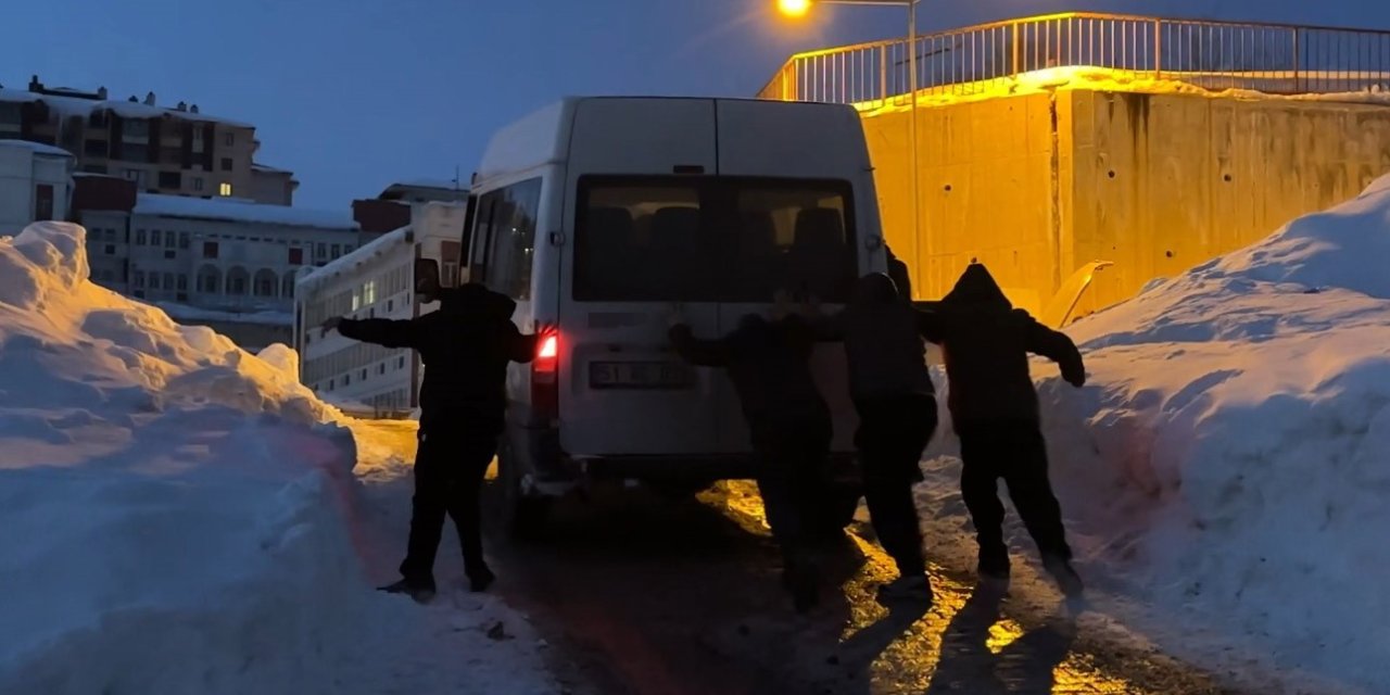 Yüksekova’da buzlu yolda mahsur kalan minibüsü vatandaşlar kurtardı