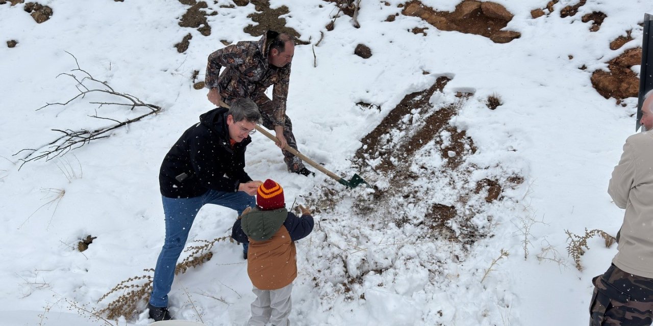 Kemaliye’de yaban hayvanları için yemleme faaliyeti gerçekleştirildi