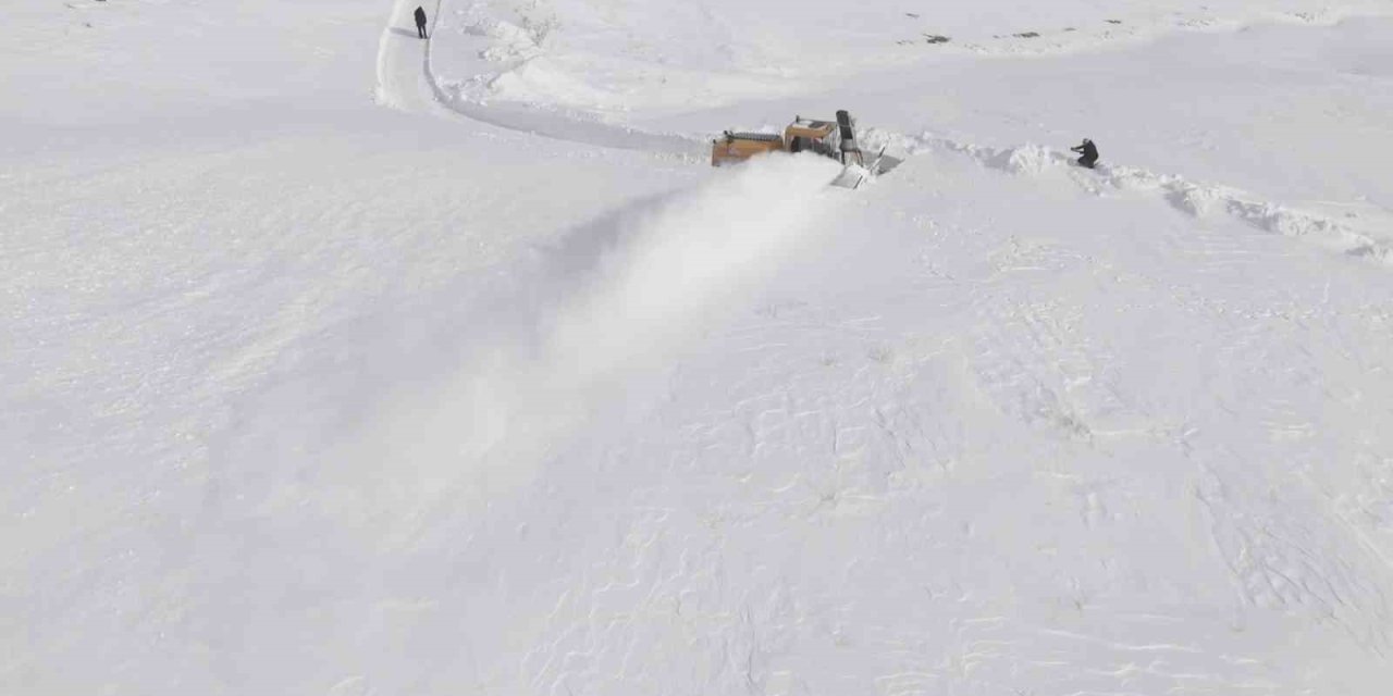 Aydınlar’da kar hayatı felç etti: Valilikten kar savurma makinesi desteği