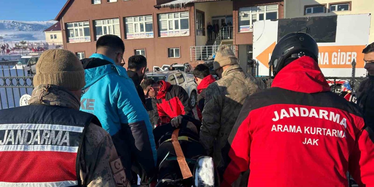Kayak merkezinde düşerek yaralanan şahsın yardımına JAK ve UMKE yetişti