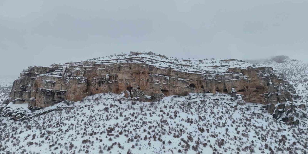 Milyonlarca yıllık vadi beyaza büründü