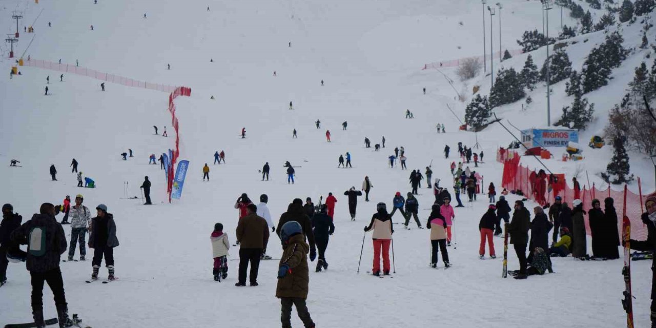 Rap müziğin yıldızı Çakal Ergan Kayak Merkezi’nde