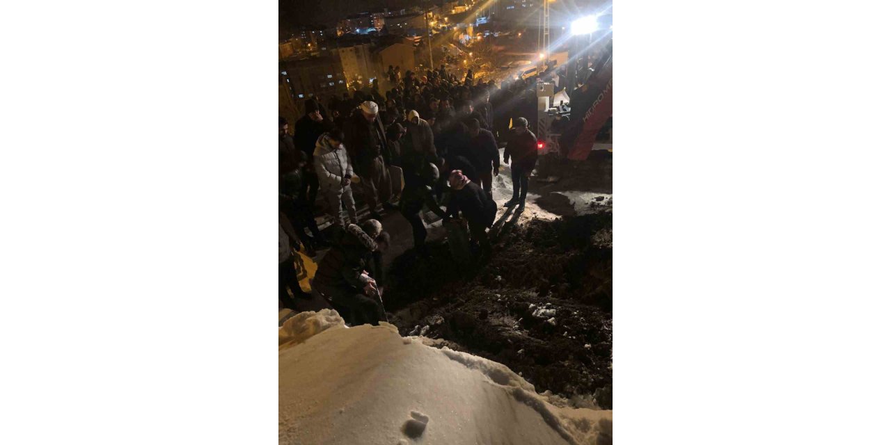 Kayarken belediye otobüsünün altında kalan çocuk son yolculuğuna uğurlandı