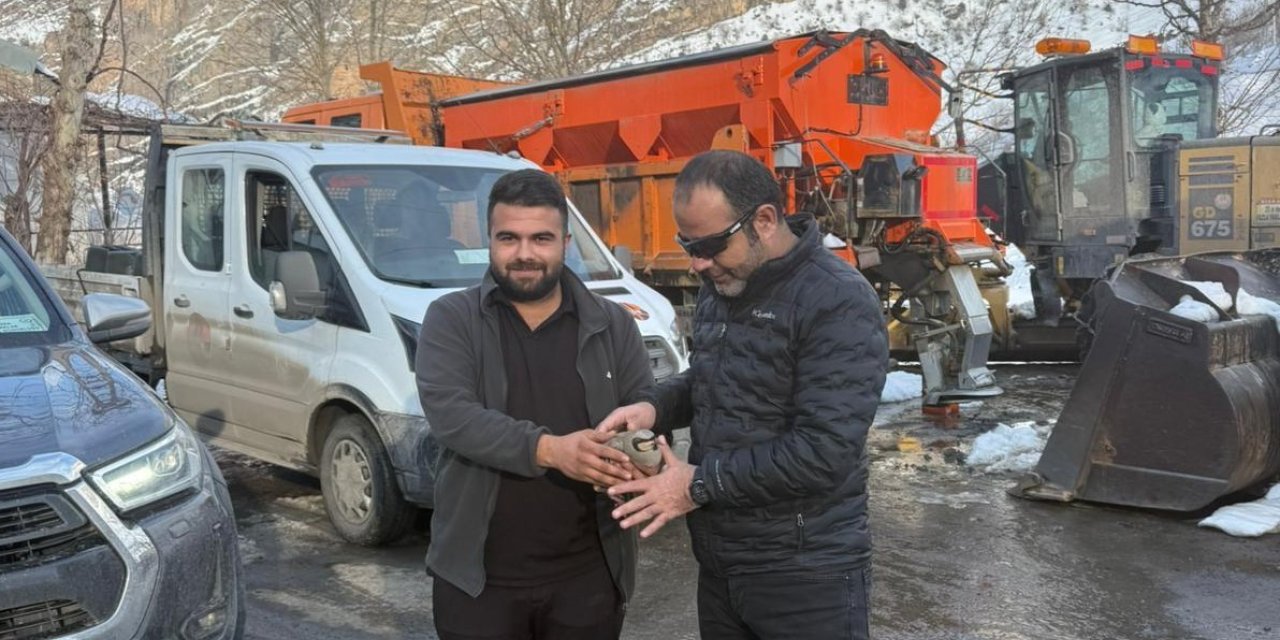 Hakkari’de yaralı kekliğe şefkat eli