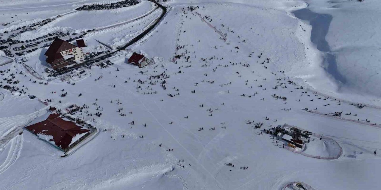 Hesarek Kayak Merkezi’nde yoğunluk: Ziyaretçiler karın keyfini çıkardı