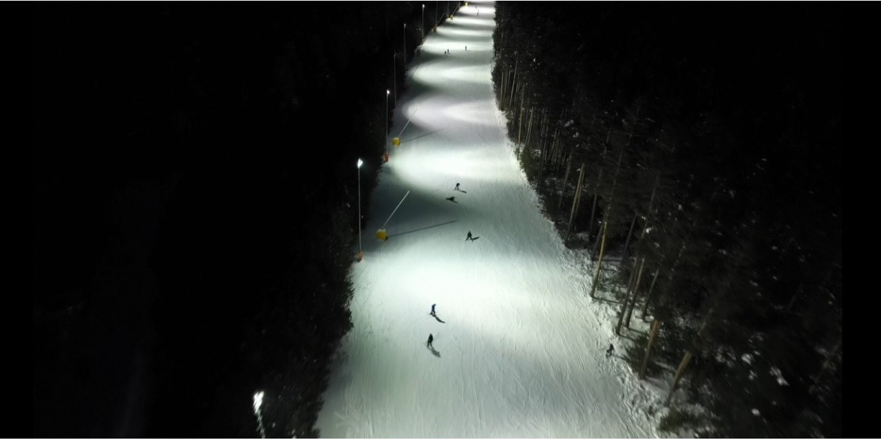 Kristal karların üzerinde gece mesaisi: Sarıkamış’ta ışıklar altında kayak keyfi