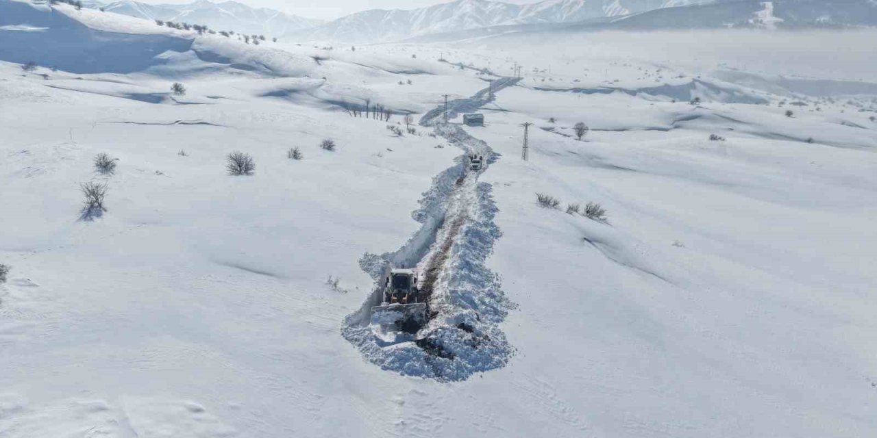 Karla kaplı mezrada mahsur kalan köylünün imdadına ekipler yetişti