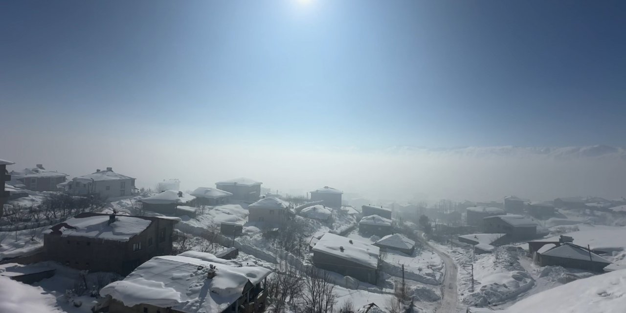 Yüksekova’da buz sarkıtları 3 metreyi aştı