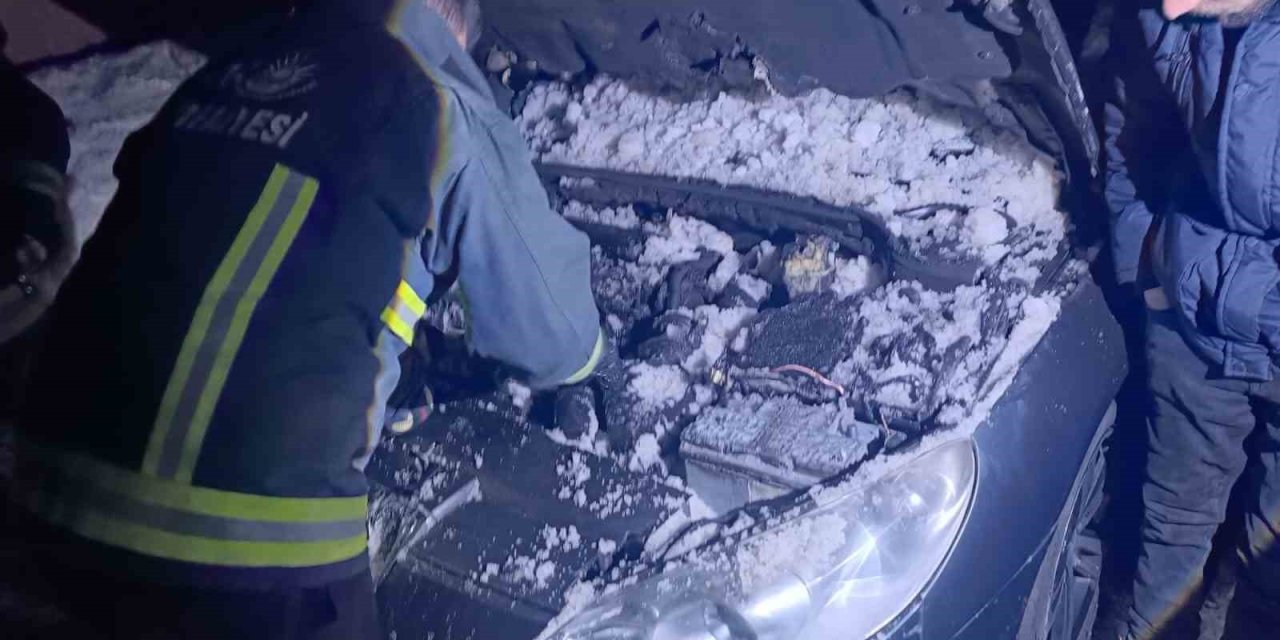 Seyir halindeyken yanan aracın motoruna karla müdahale