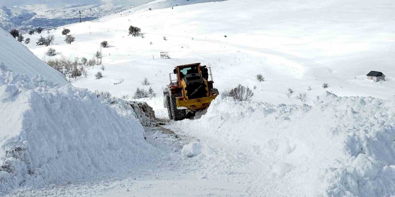 Çemişgezek’te karla mücadele: Köylünün sevinci kameraya yansıdı