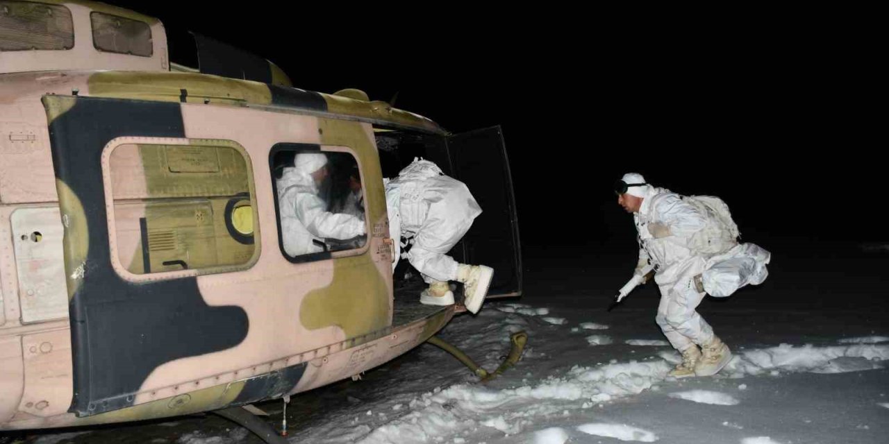 Mehmetçiğin karlı arazide gece eğitimi