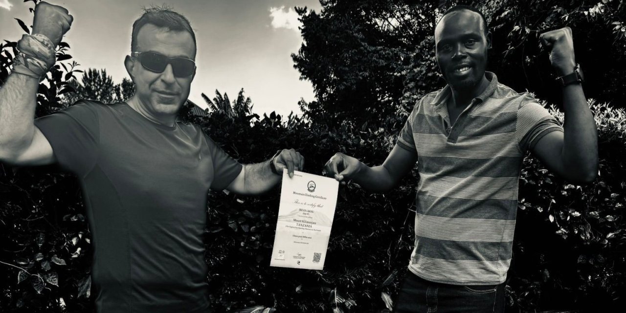 Hakkarili dağcı Kilimanjaro zirvesinde