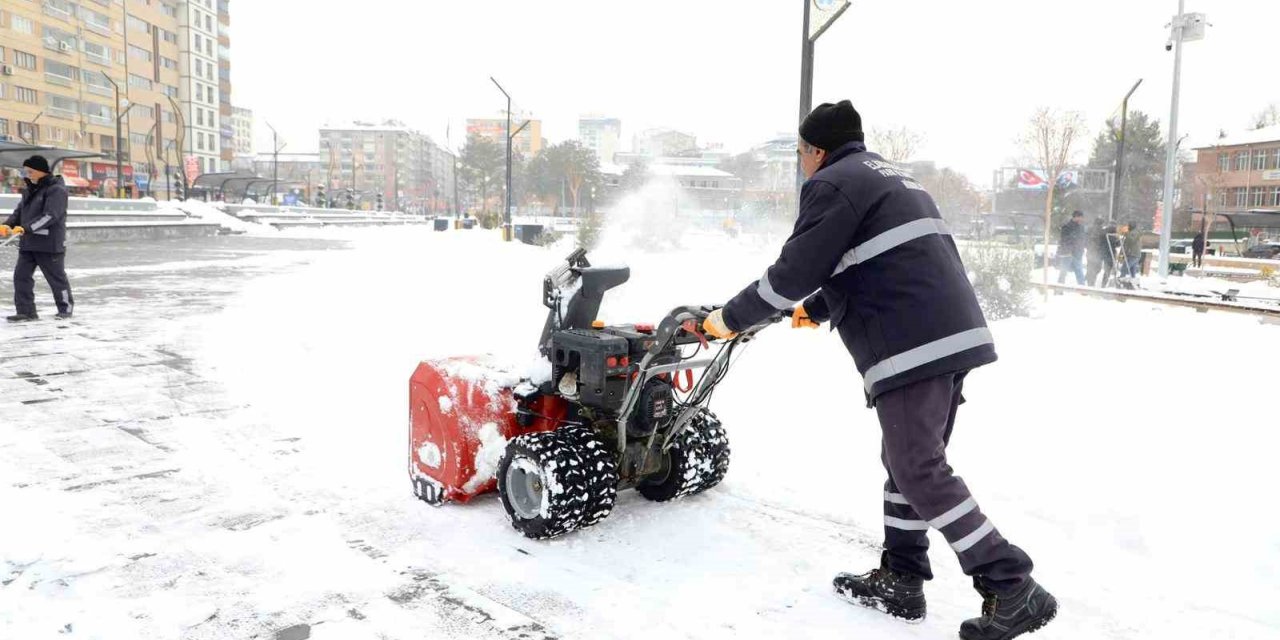 Elazığ’da karla mücadele çalışmaları sürüyor