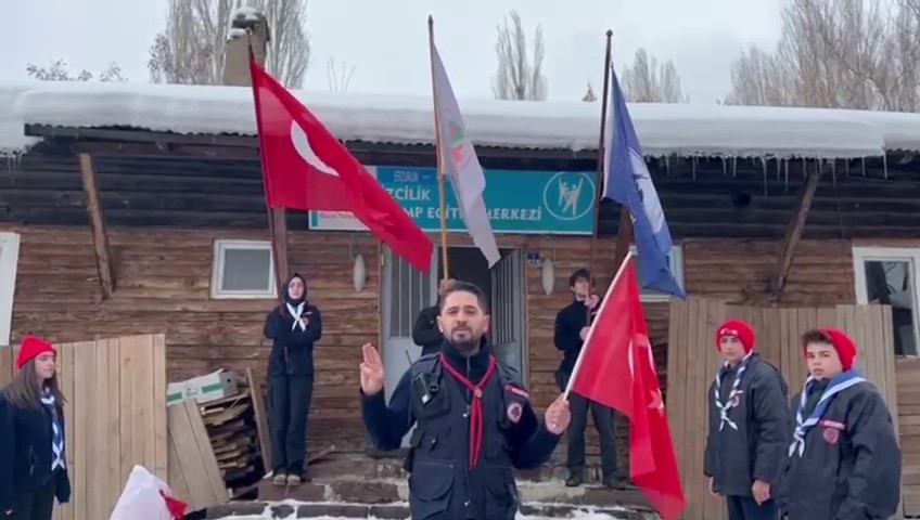 İzcilerden bayrak yürüyüşü