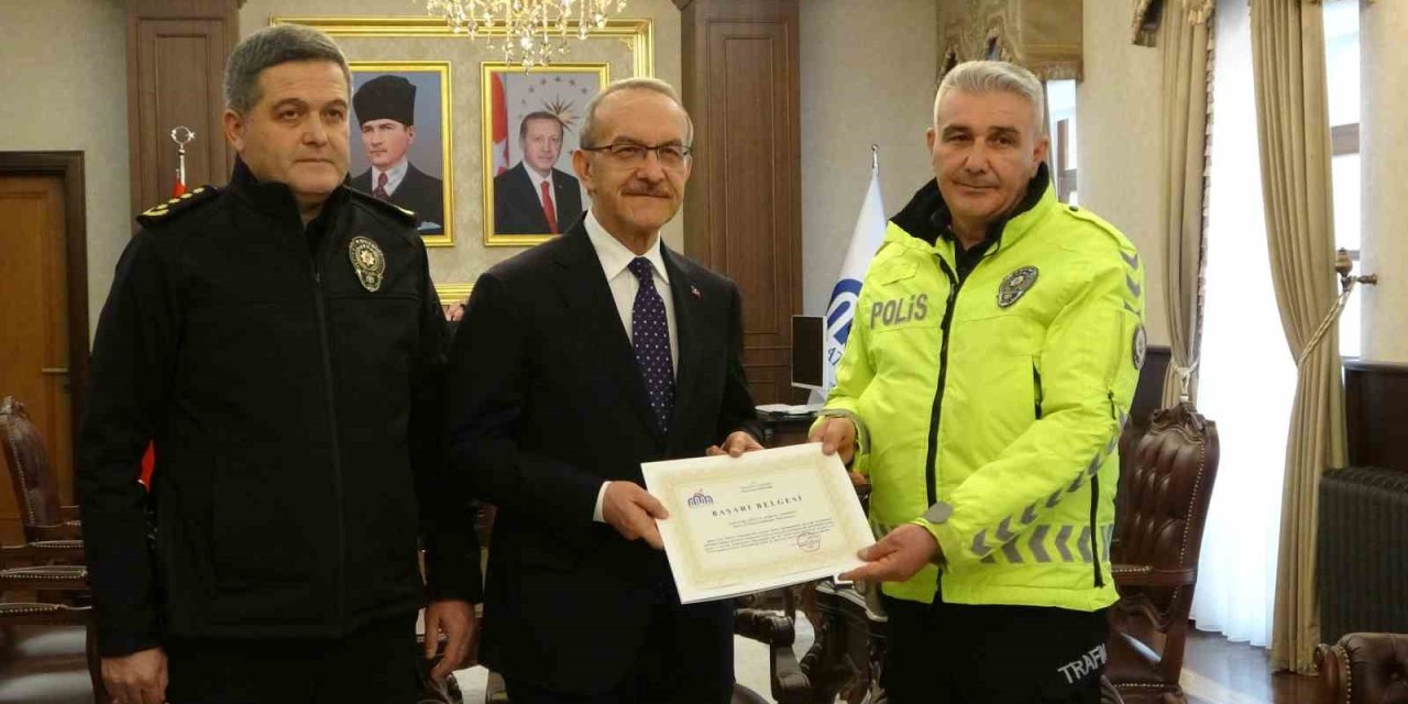 Maçta üşüyen çocuğa çorabını veren polis memuru ödüllendirildi