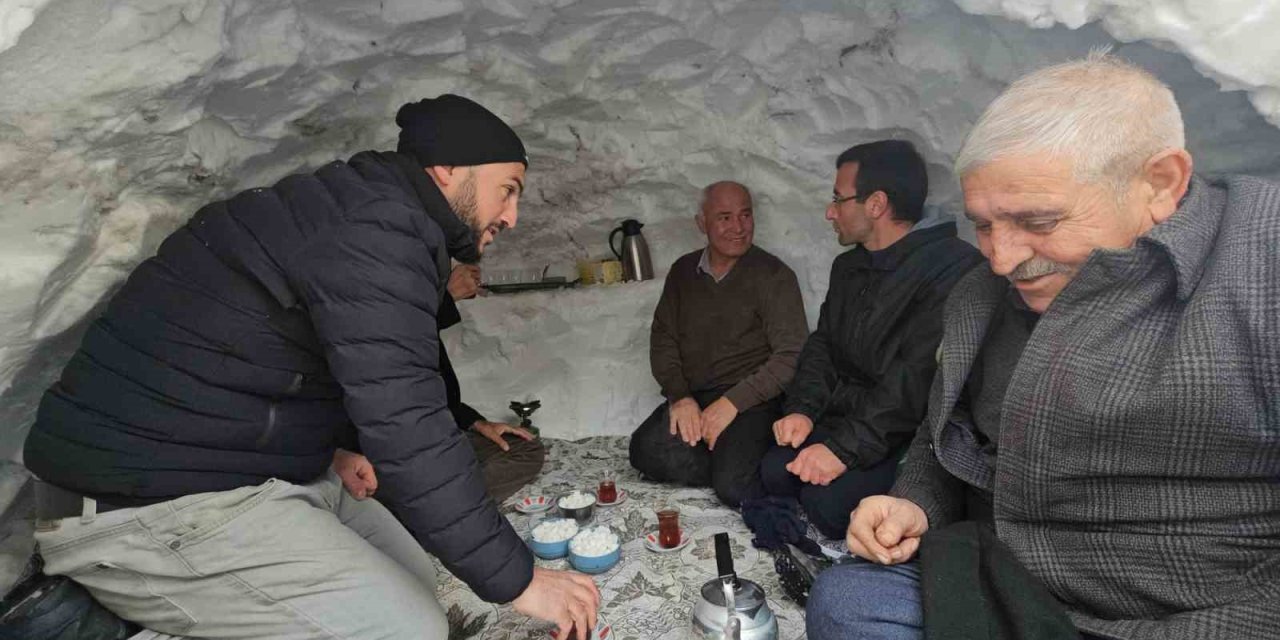 Adilcevaz’da esnaf biriken kardan çay evi yaptı