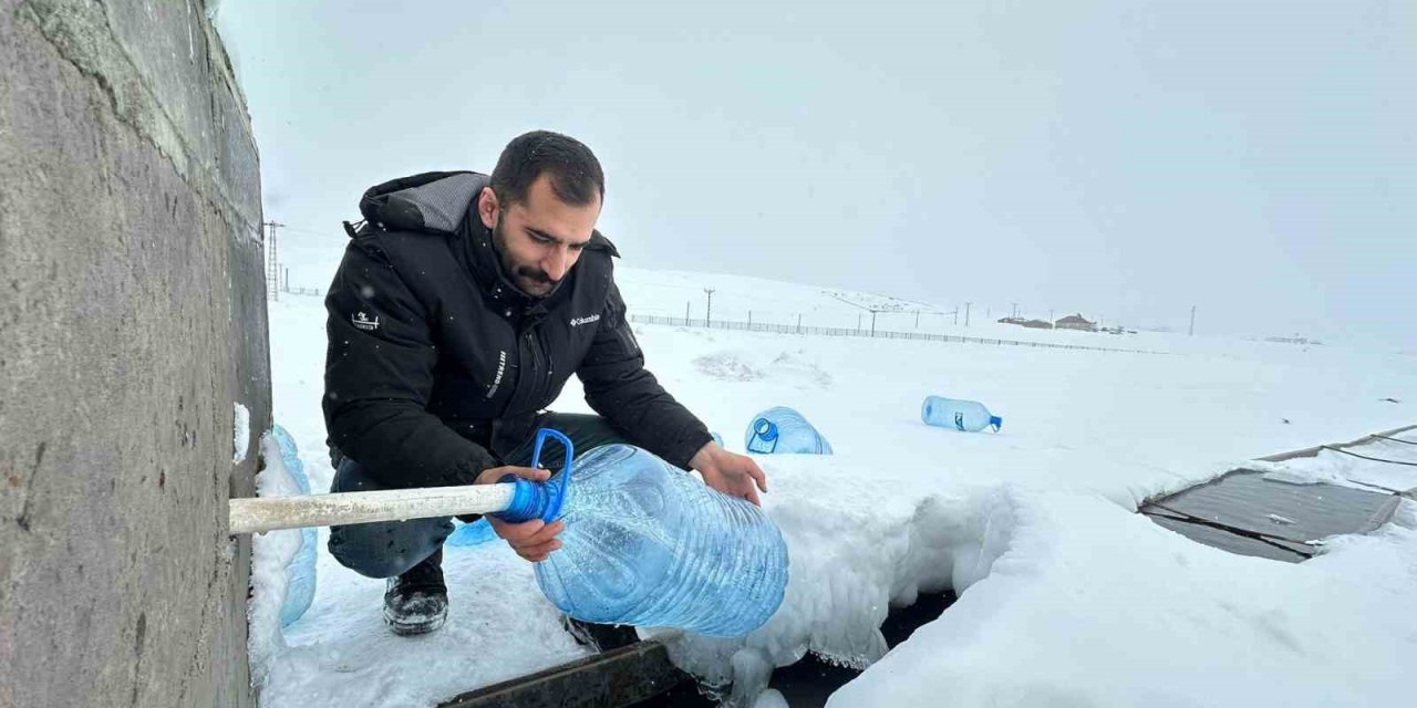Erzurum’da su hatları dondu, vatandaşlar çeşmelerden bidonlarla su taşıdı