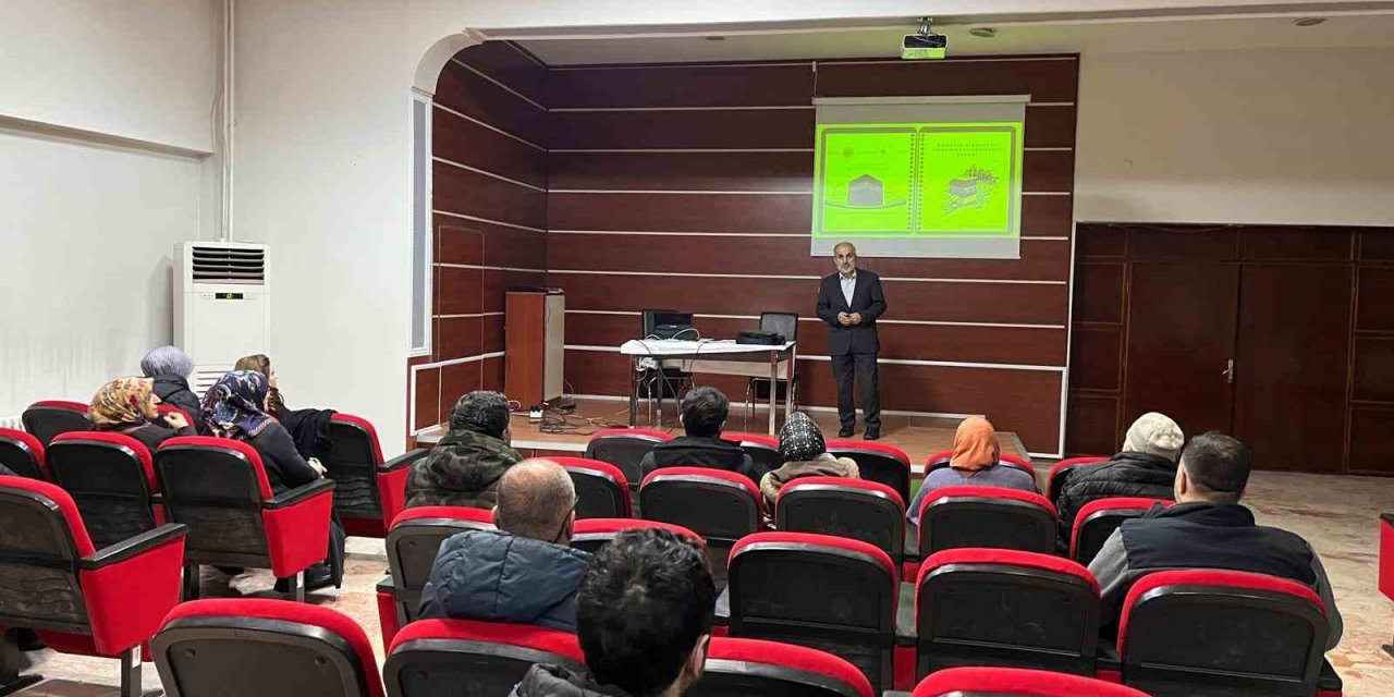 Erzincan’da umreci adaylarına seminer verildi