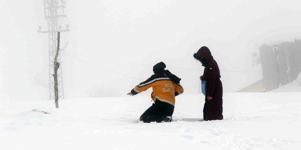 Kar ve tipiye rağmen şifa yolu açık, paletli ambulanslar görevde