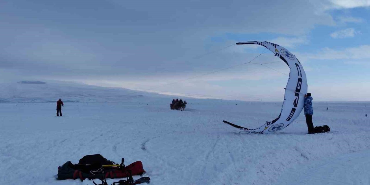 Çıldır Gölü’nde paraşütle uçma heyecanı yaşandı