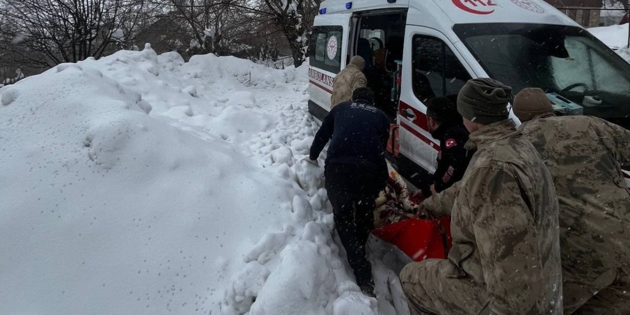 Kar ve tipiden yolu kapanan köydeki hasta kadın hastaneye ulaştırıldı