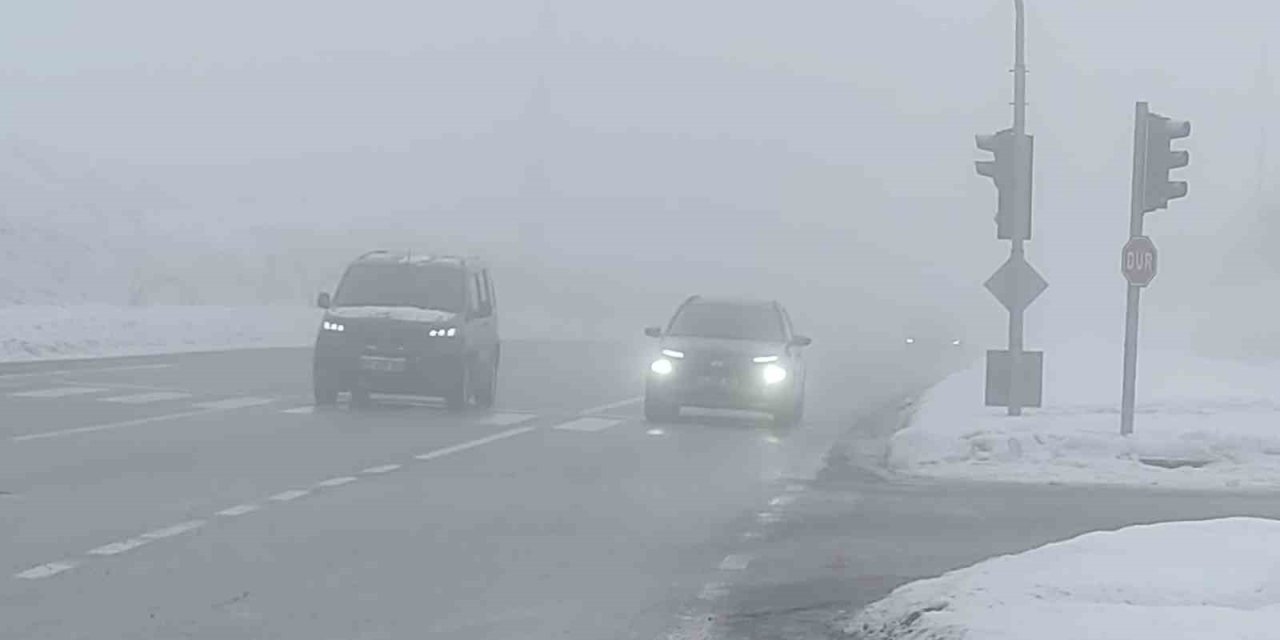 Bingöl’de yoğun sis görüş mesafesini düşürdü: Sürücüler zor anlar yaşadı