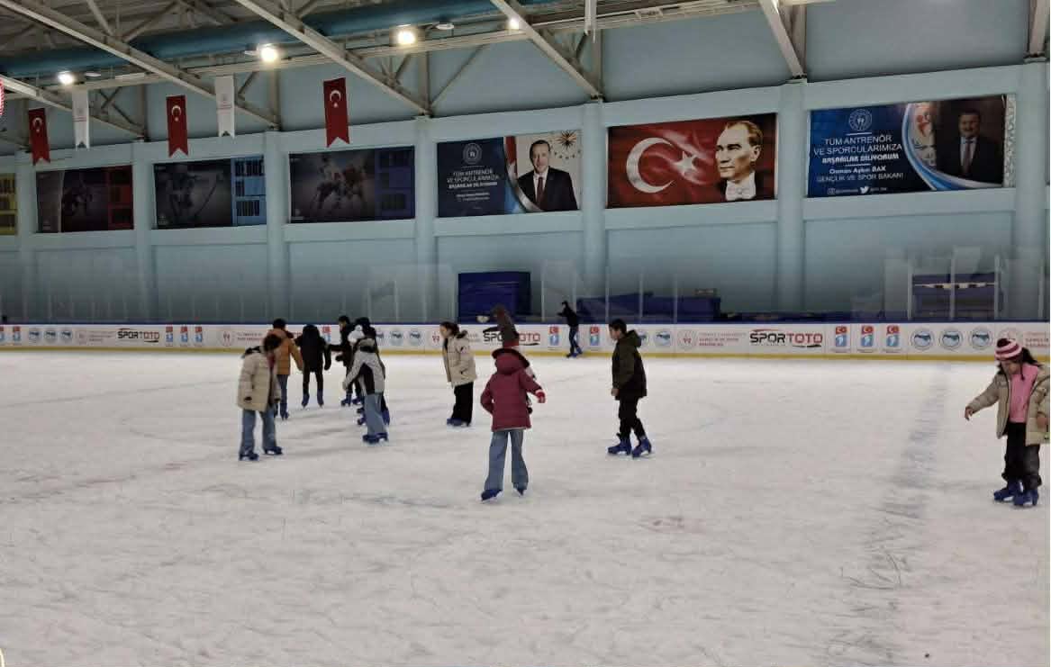 Kars Buz Pisti'nde çocuklara ara tatil sürprizi