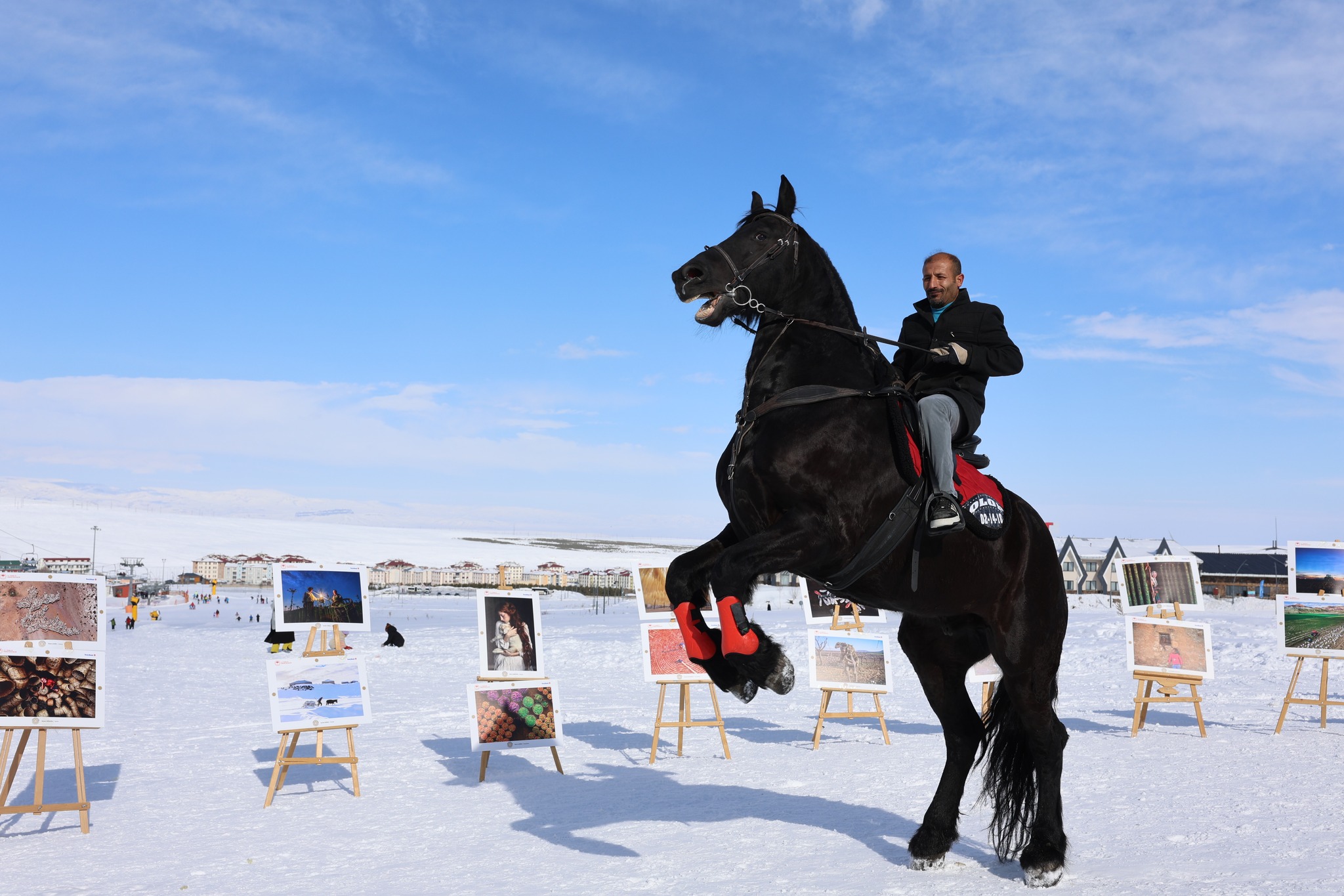 Kar üstünde fotoğraf sergisi